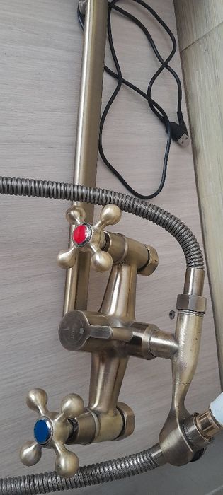 продам смеситель для ванной комнаты.