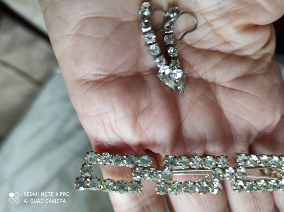 Комплект обици и шнола за коса