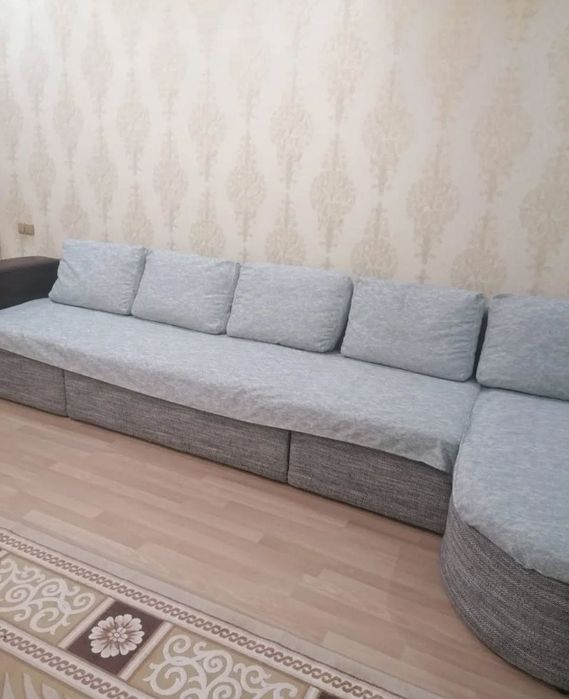 Продам диван (4 м) серого цвета