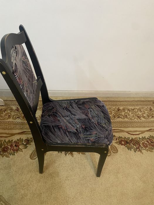 Продаю стулья черного цвета