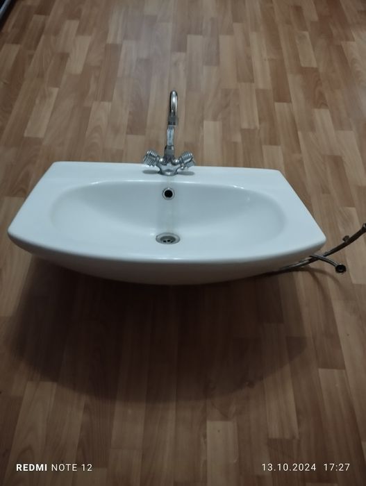 Продам раковину со смесителем, с сифоном