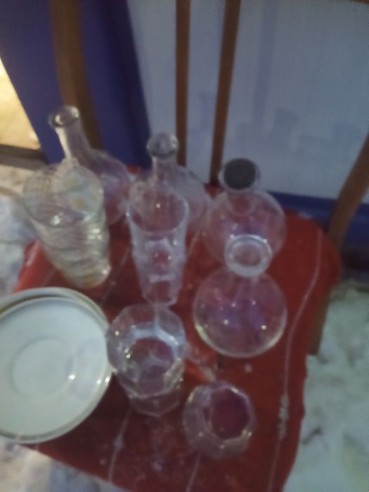 Графин колбы стаканы тарелки посуда