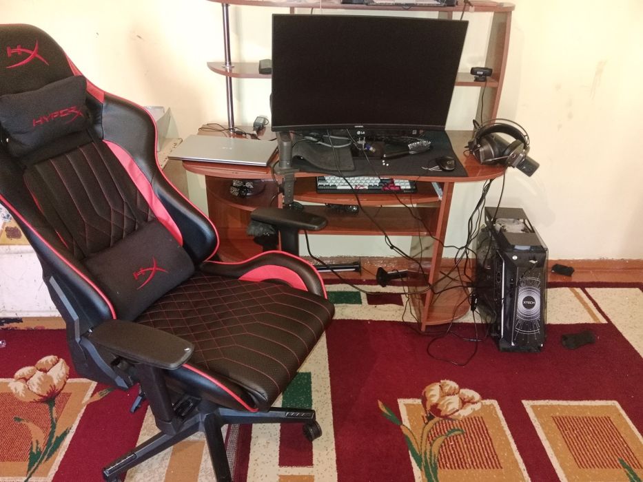 Kompyuter satiladi kreslo, web kamera