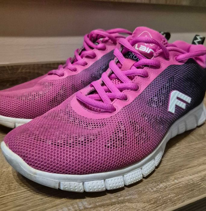 Продавам маратонки FLAIR CROSS