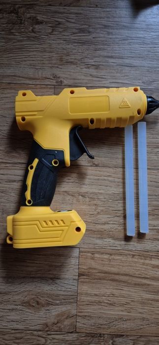 Pistol Milwaukee M18 pentru lipit cu batoane de plastic silicon