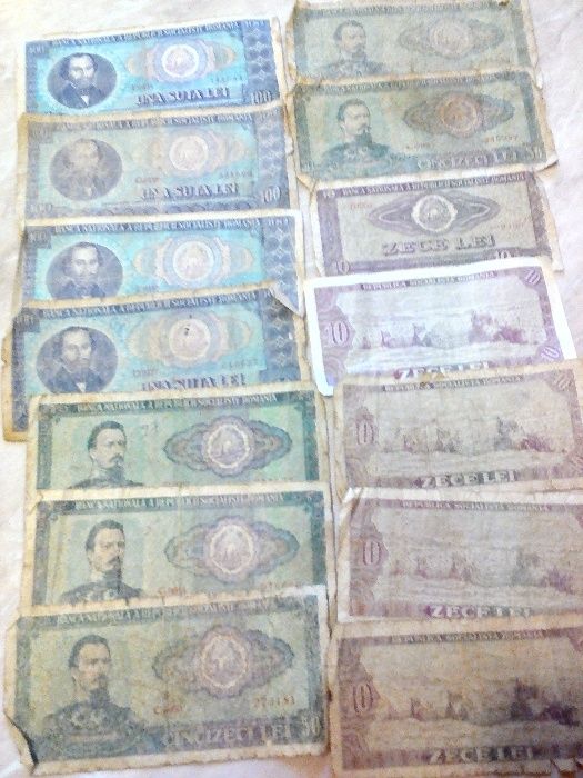 Стари български и румънски банкноти.