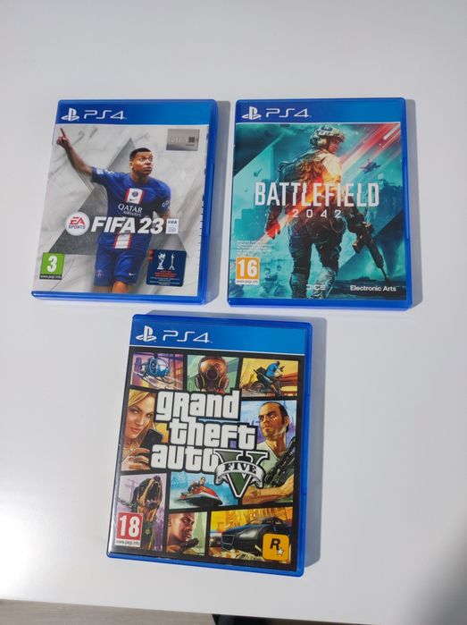 Vând PlayStation 4 slim