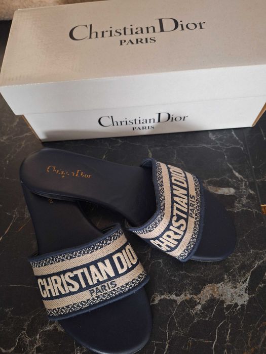 Продавам чехли, носени броени пъти