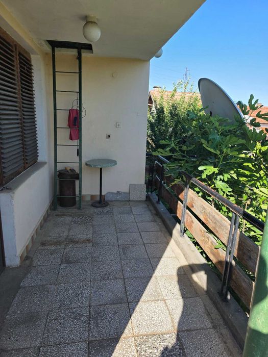 Продава се вила край Червен бряг - 90 кв.м + 1000 кв.м двор