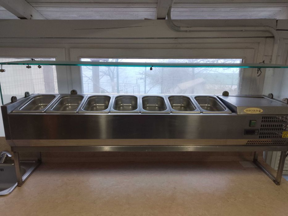 Салатен бар със стойка