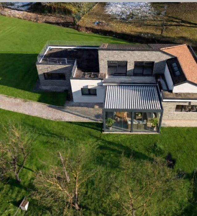 Vila nouă modernă în nordul Italiei