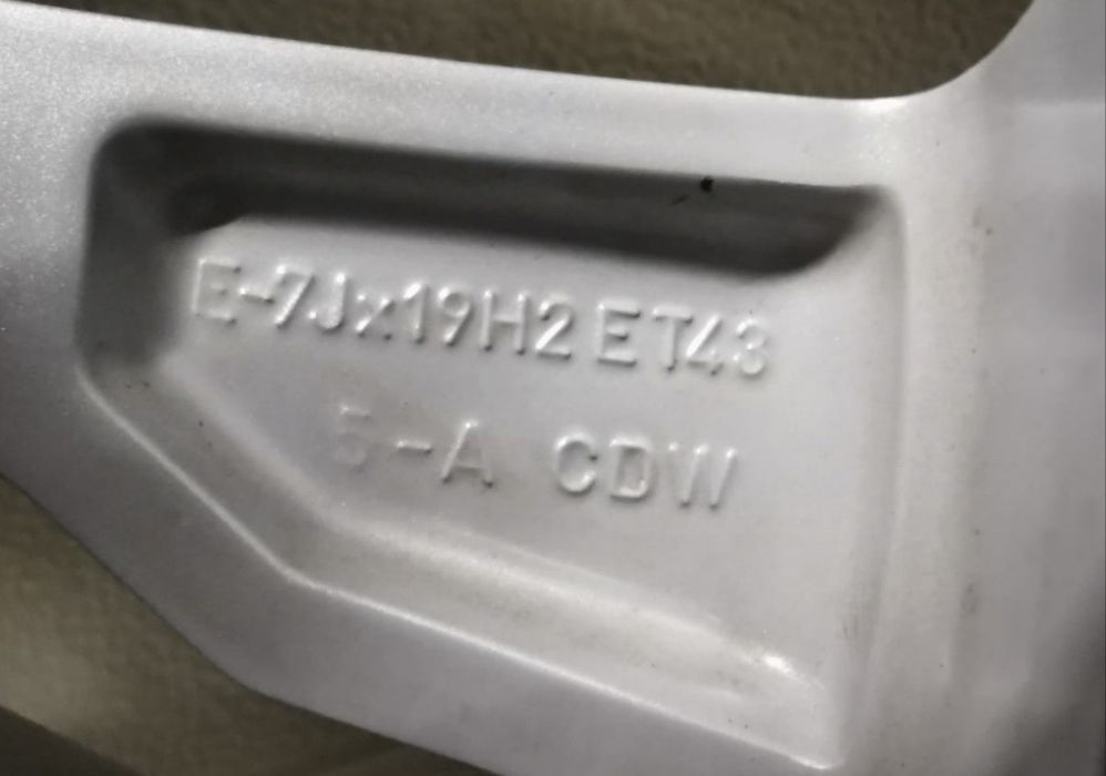 Оригинални джанти с гуми всесезонни 19 цола за Audi Q3 Rsq3 дот 2022г