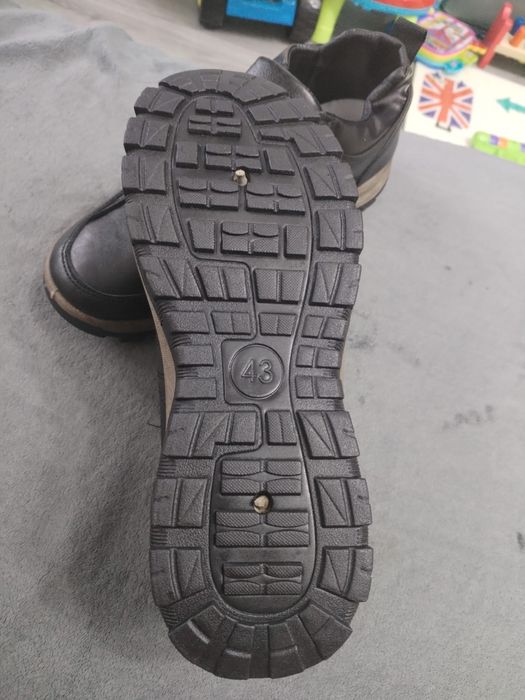 Vand pantofi din piele de bovina din Australia marime 43