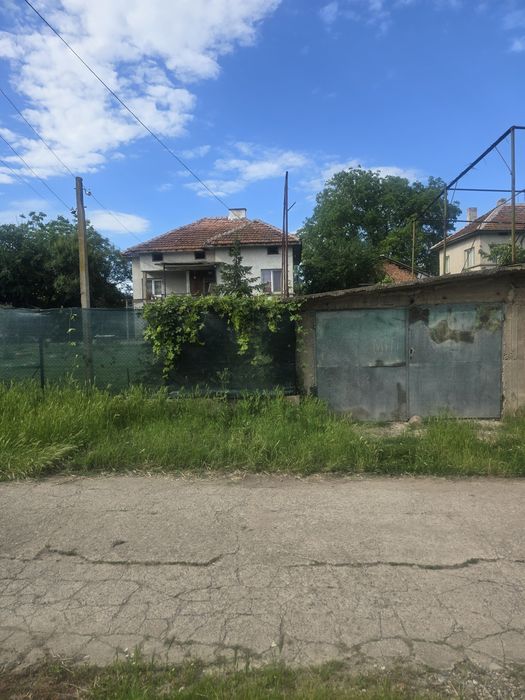 Продава се къща в С.Пудрия на  2 етажа  на 100 метра близо до центъра със собствен гараж  и голям двор