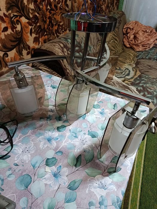 Продам люстру 4 х рожковую