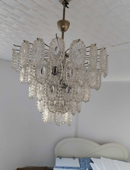 Vând 4 lustre la preț de 1