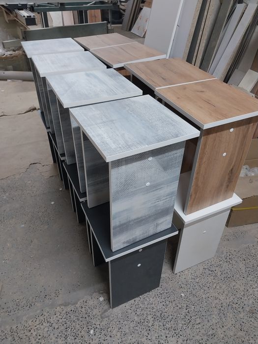 Куханый стол с табуретками