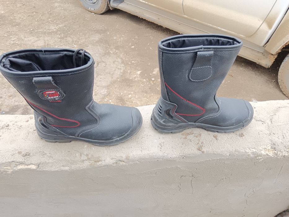 Спец ботинка осеный 40 размер новый