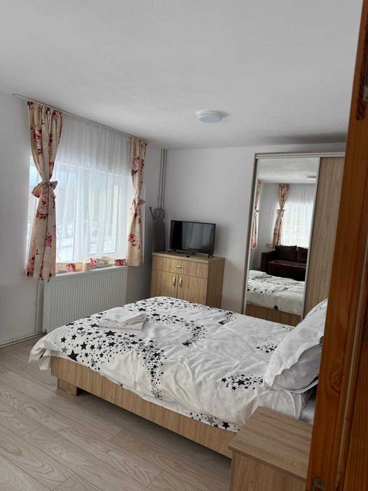 Inchiriez casa 215 mp, parter + etaj, 4 dormitoare, bucatarie, 3 bai