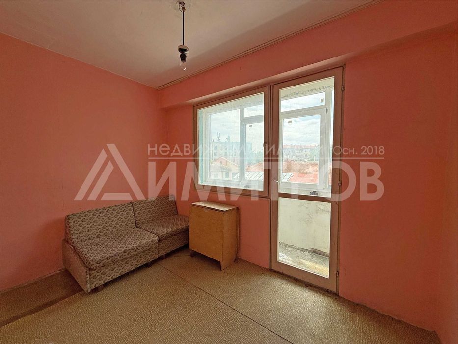 Продава гарсониера 40 м2. в центъра на гр. Нови пазар, САНИРАН жилищен блок. Нисък етаж.