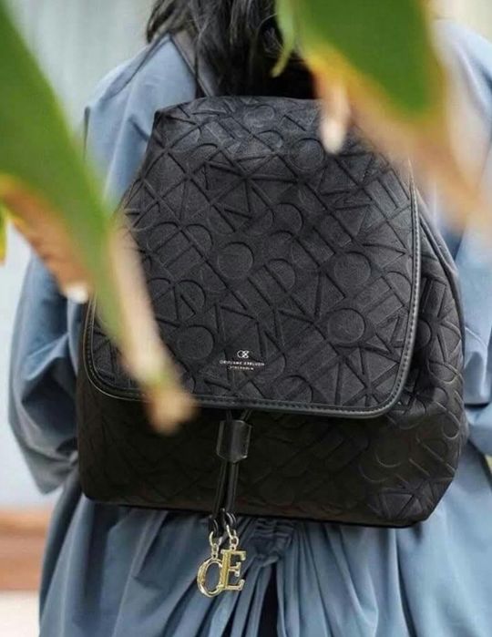 Черна раница и портмоне