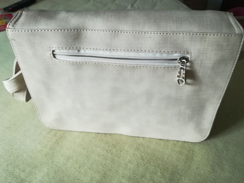 Дамска чанта с една регулируема дръжка