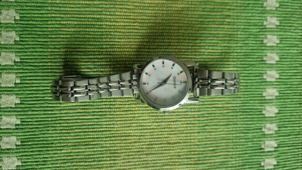 Дамски часовник DKNY със седеф , с подарък