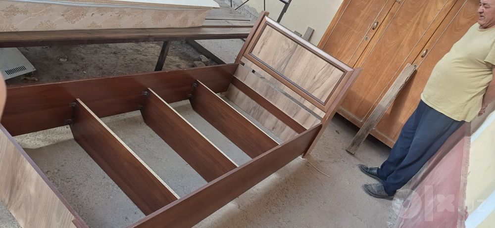 Продам Кровать одинарный матрас имеется.