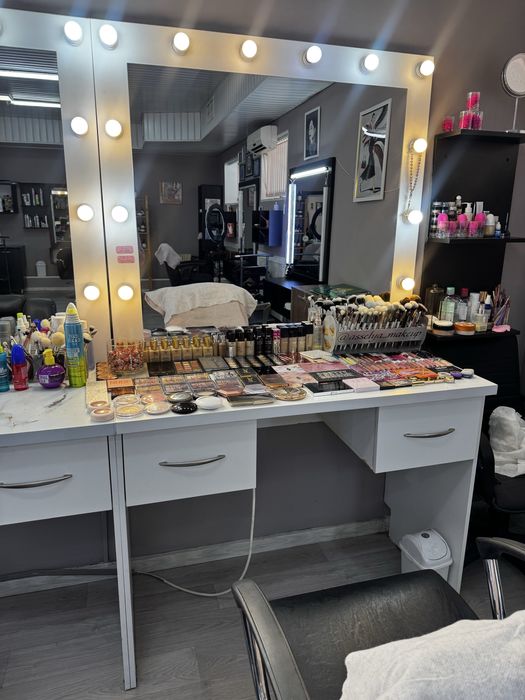 Продается столик для визажиста