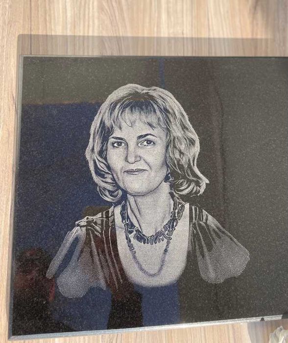 Гравиране върху черен гранит – Паметни плочи, подаръци, икони