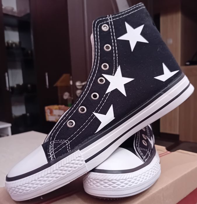 Кецове черни с декорация от бели звезди