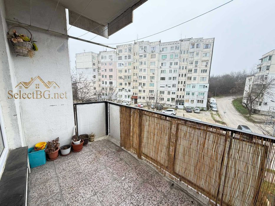 Панелен апартамент  на междинен етаж, южно изложение в кв. Бузлуджа.