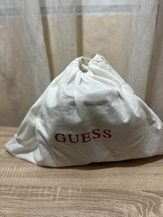 Розова/черна чанта на марката Guess