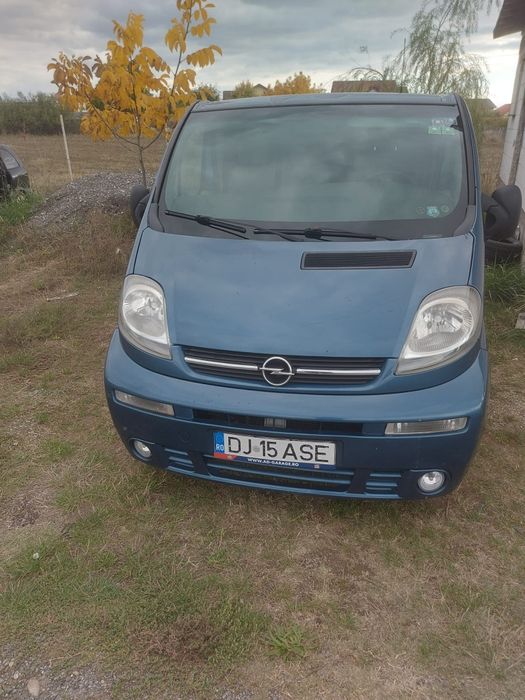 Vând  Opel Vivaro 6 locuri si benă  versiunea lungă