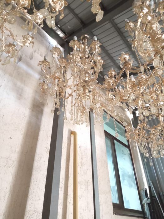 Продам люстры в отл. сост.