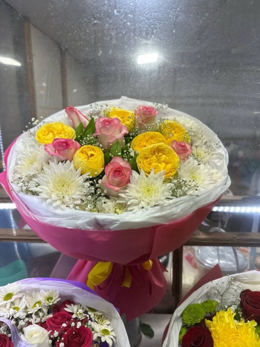 Pionavidniy gullar lola atirgul buket oq qizil atirgul