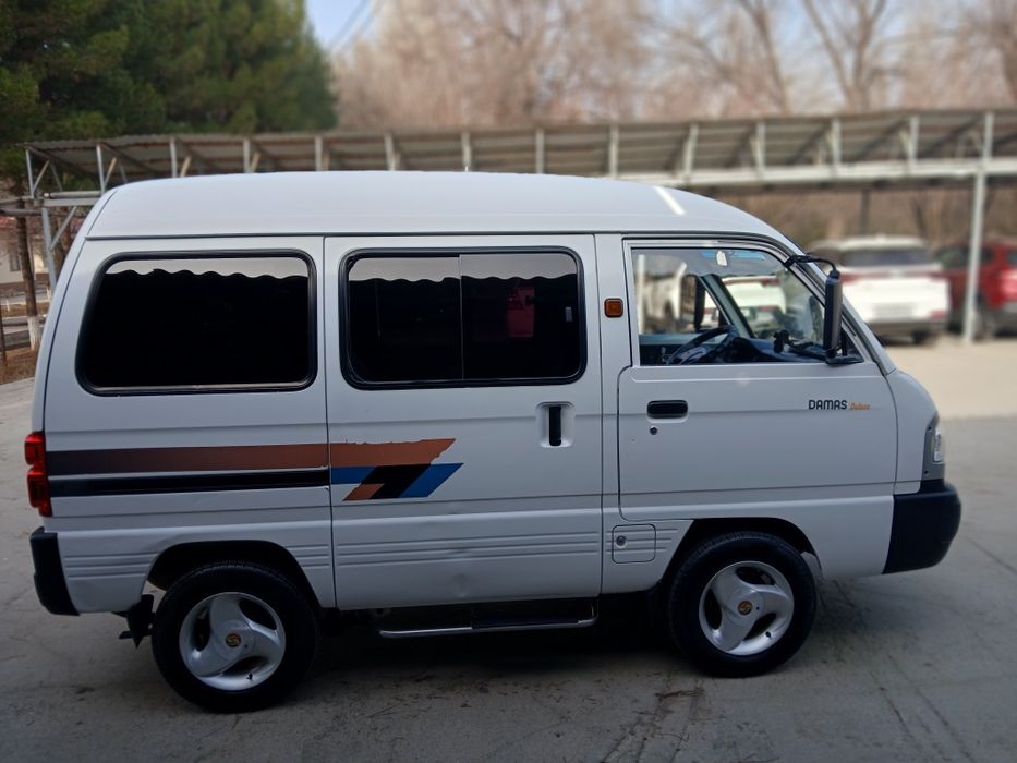 Yahshi minilgan ózim salondan olib haydalgan kalonka pyoner