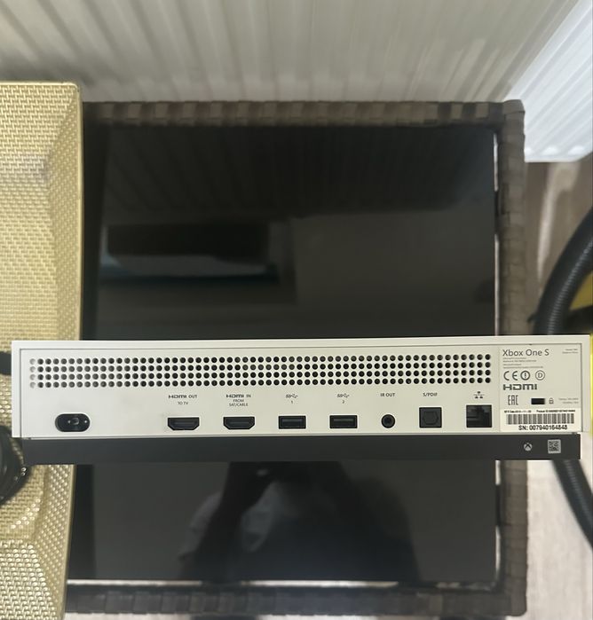 Xbox one S 1tb + 4 jocuri + cabluri