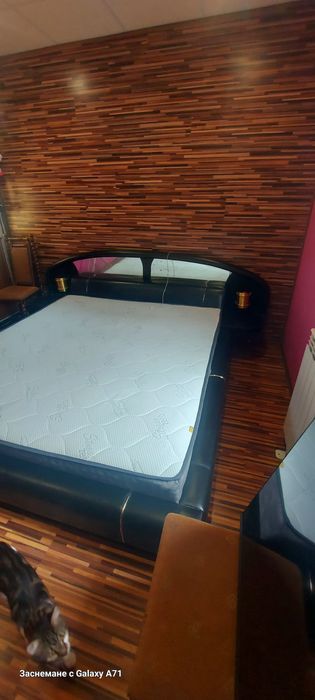 Продавам кожена спалня с матрак