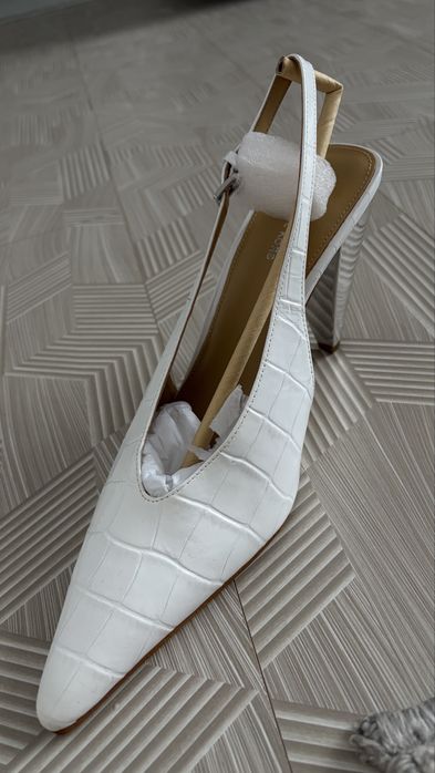 Pantofii noi nepurtati Machiel kors