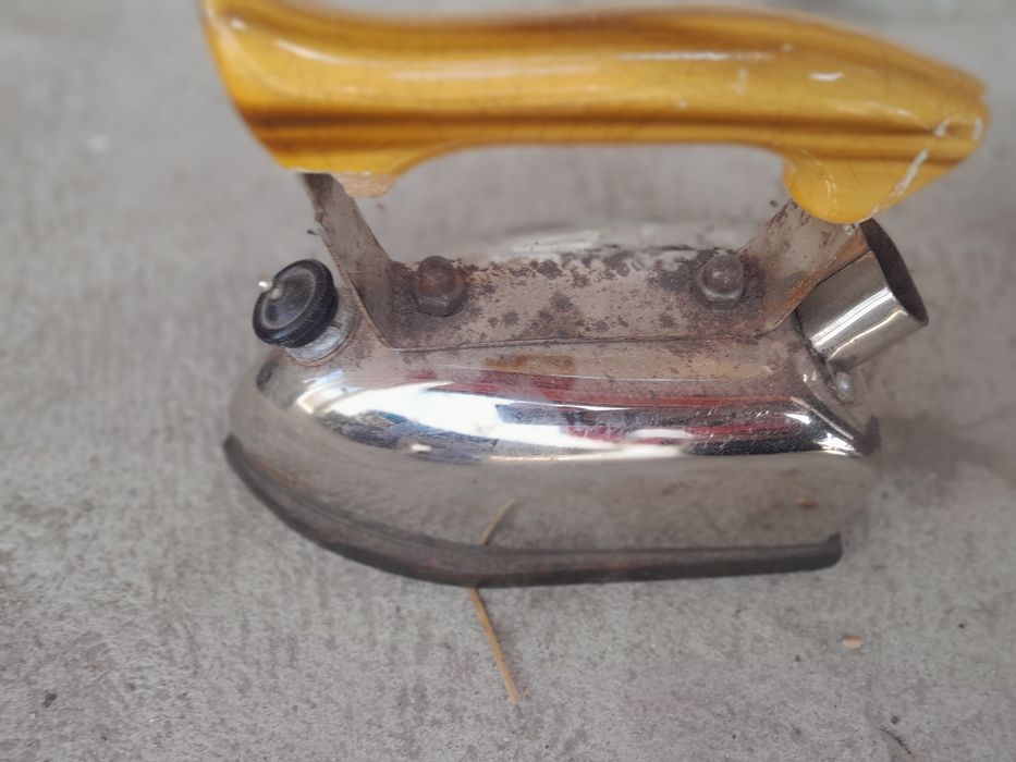 Fier de călcat vechi