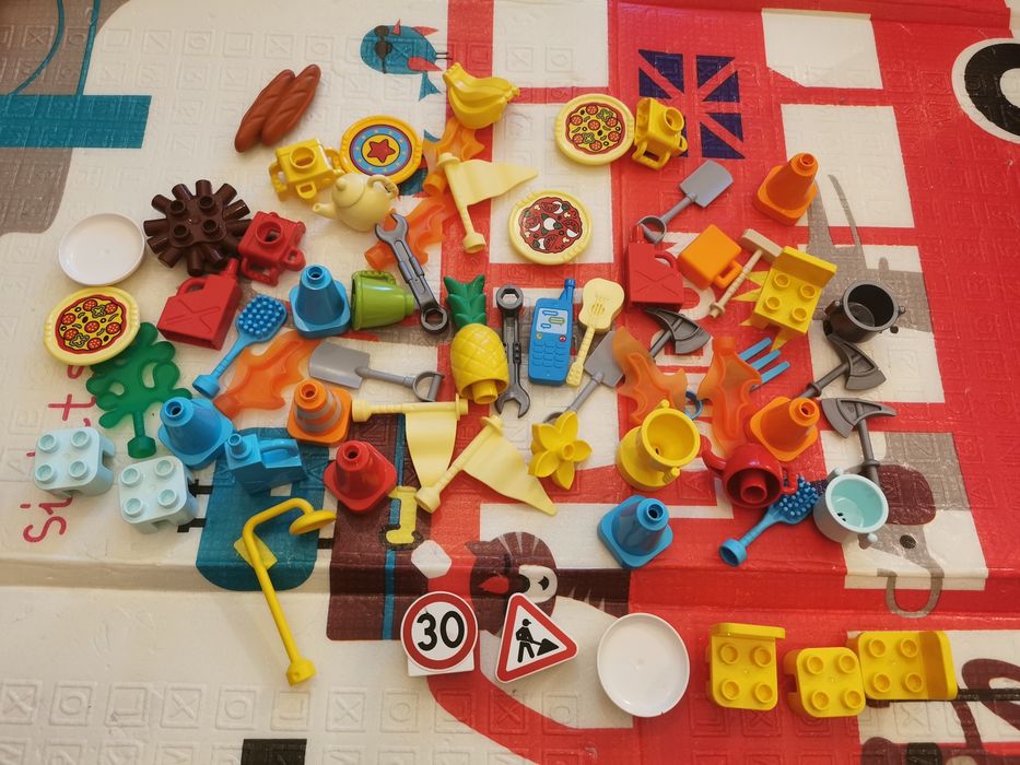 Lot lego duplo -- include masinute, multe figurine, animale, cuburi de diferite forme, placi mai mari si mai mici