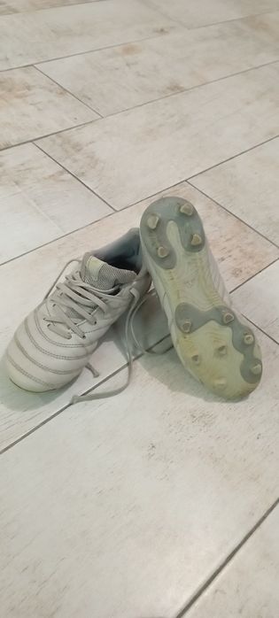 Детски футболни обувки за трева (бутонки)