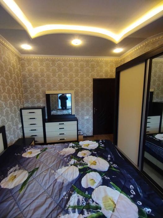 Сотилади Яшнабод ок уй 4.5сот 11 хона  фасад 15 метр нархи 130000 у.е