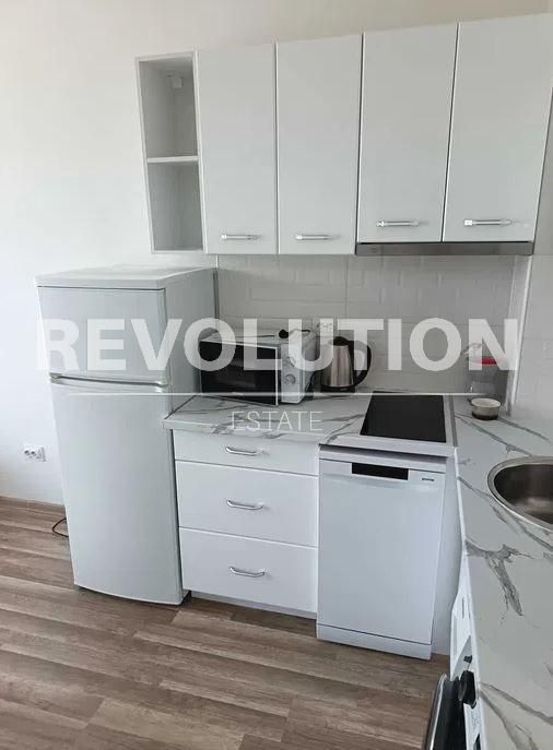 Дава се под наем Едностаен апартамент в к.к. Св.Св. Константин и Елена - 40 кв.м за 300 € - Снимка #1