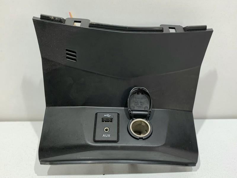 Prisa USB / AUX Nissan X-Trail 3 T32 681044CC0A