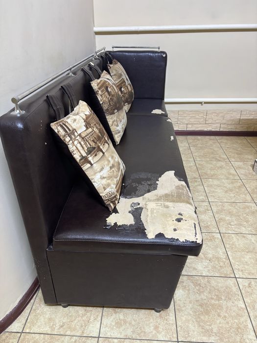 Диван угловой ,требуется обивка.