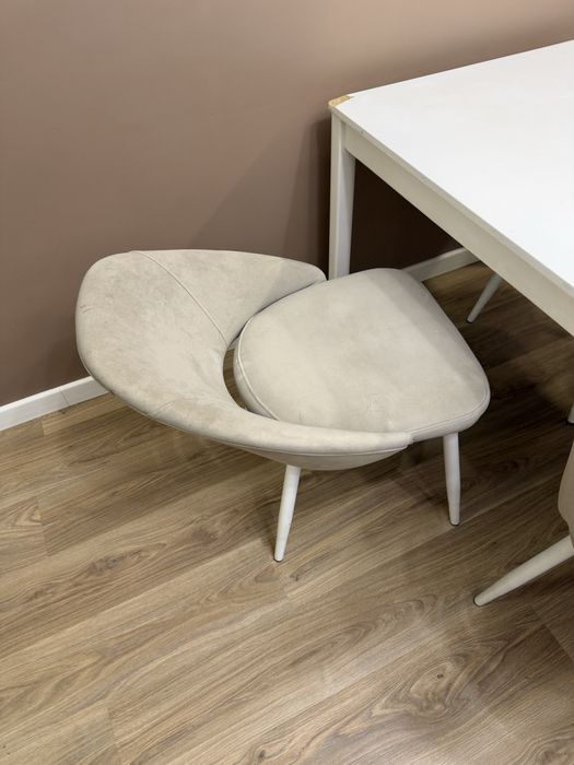 Кухонный стол и 5 стульев