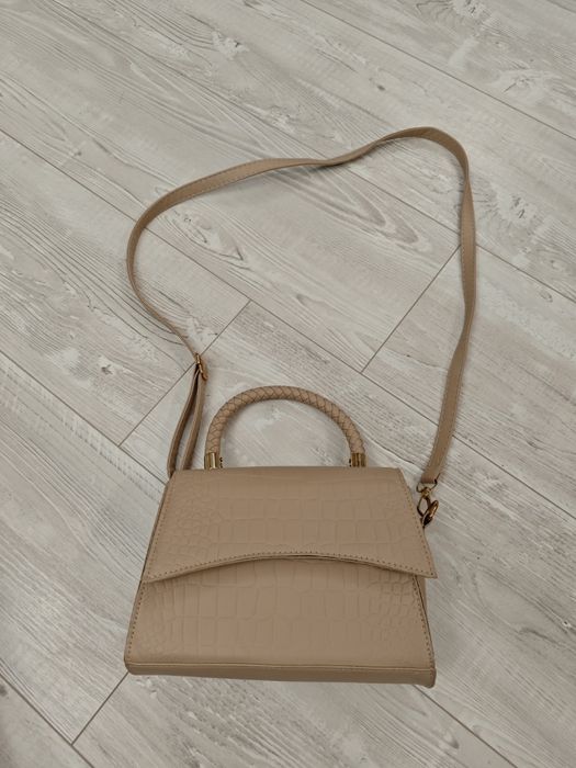 Дамски чанти - бежова или черна