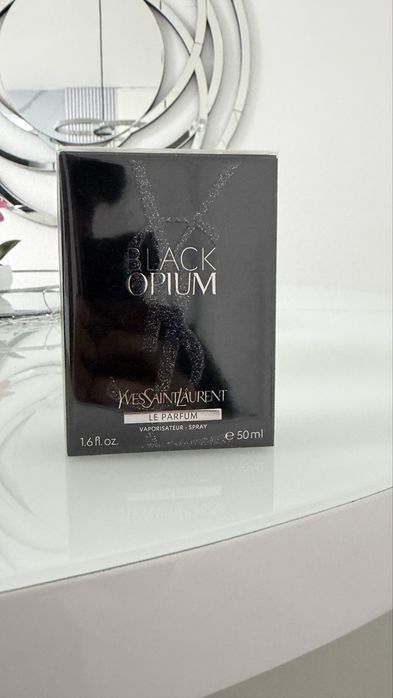 Yves Saint Laurent Black Opium Le Parfum (varianta de 50 ml)